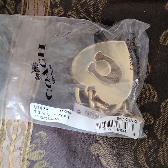 Coach signature heart leather heart and gold plated coach double Keychain bagged - Picture 6 of 6